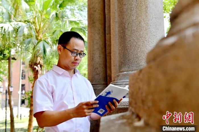 圖為福建師范大學(xué)教育學(xué)院臺灣教師陳昭志正在看書?！蚊?攝