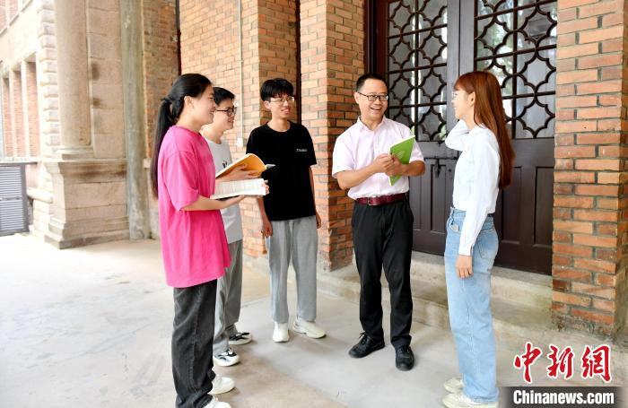7月4日，臺灣教師陳昭志正在和學(xué)生交流?！蚊?攝