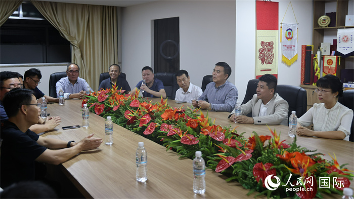 與會(huì)代表進(jìn)行座談交流。（人民網(wǎng)記者  時(shí)元皓攝）