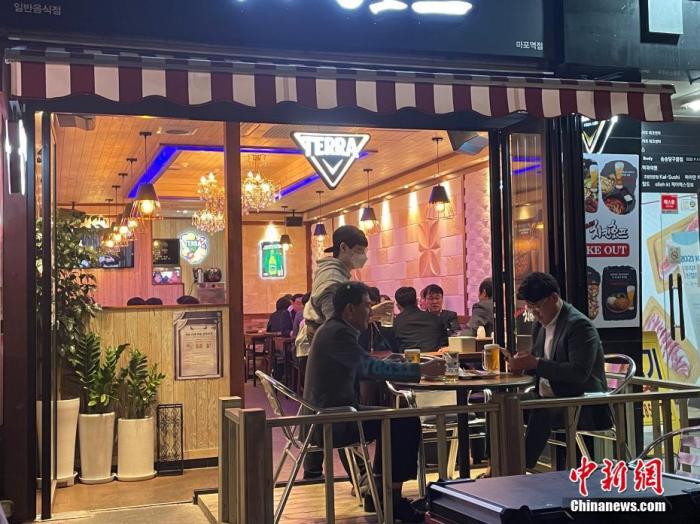 資料圖：韓國首爾市民在餐館用餐。 <a target='_blank' href='/' _fcksavedurl='/'><p  align=