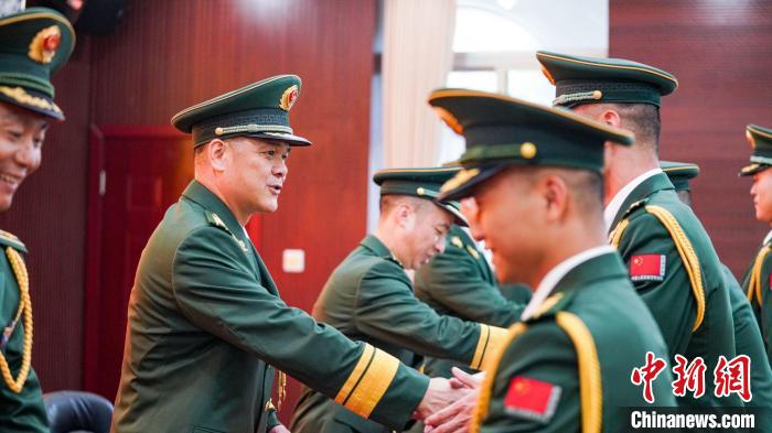 首長為晉銜官兵頒發(fā)任命狀?！堨狭?攝