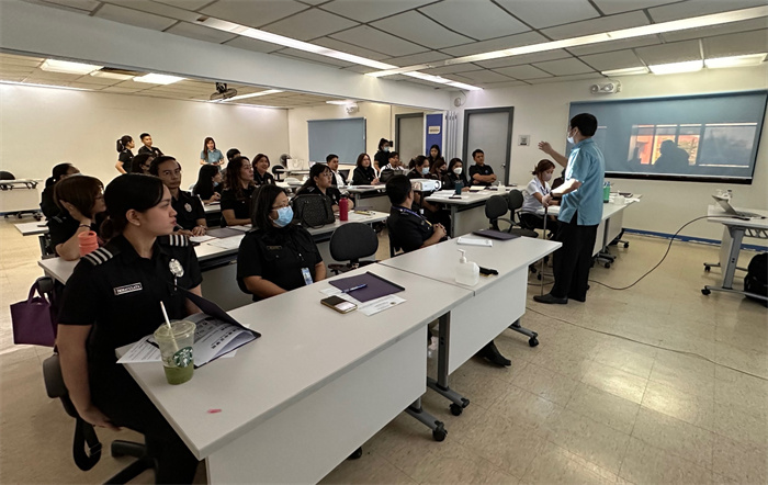 菲律賓移民局官員在移民局總部培訓班參加中文學習。中國駐菲律賓大使館供圖。