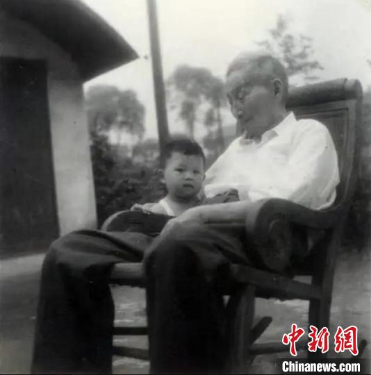 陳望道與幼年的陳曉帆?！￡悤苑﹫D