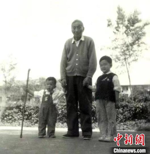 陳望道與幼年的陳曉帆(左)、陳曉帆的哥哥一起合影?！￡悤苑﹫D