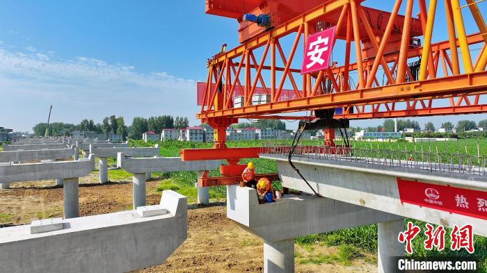長25米重80噸的箱梁平穩(wěn)、精準(zhǔn)地落在S314分離式立交橋25號和26號墩上?！⒂癫?攝