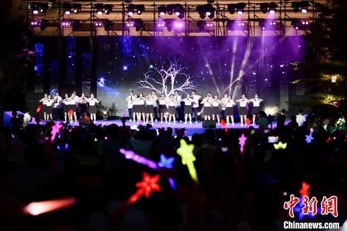 合唱表演《夜空中最亮的星》。　王東明 攝