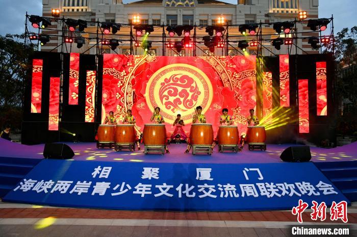 臺灣青少年表演《鼓舞四方》。　王東明 攝