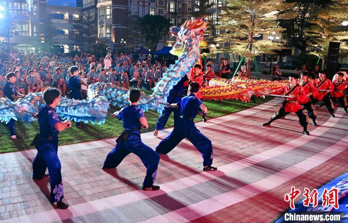 兩岸青少年同臺呈現(xiàn)龍獅表演?！⊥鯑|明 攝