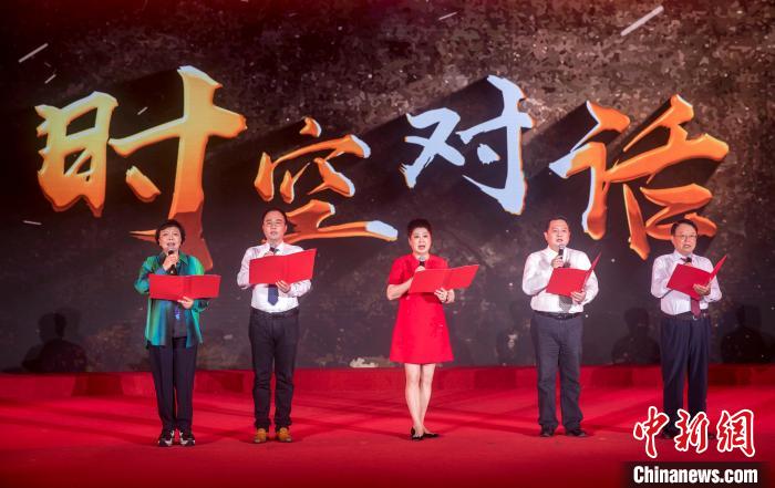 陶侃與陳望道之孫陳曉帆、顏福慶之孫顏志淵、榮毅仁侄女榮智豐深情朗誦《與統(tǒng)戰(zhàn)先輩的時(shí)空對(duì)話》?！堦?攝