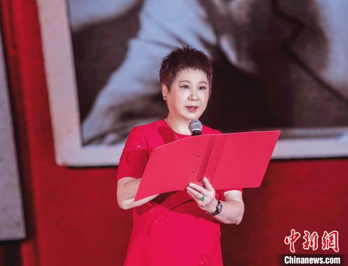 7月16日，榮智豐在2023年上海統(tǒng)戰(zhàn)文化周開幕活動(dòng)中朗誦《與統(tǒng)戰(zhàn)先輩的時(shí)空對(duì)話》?！堦?攝