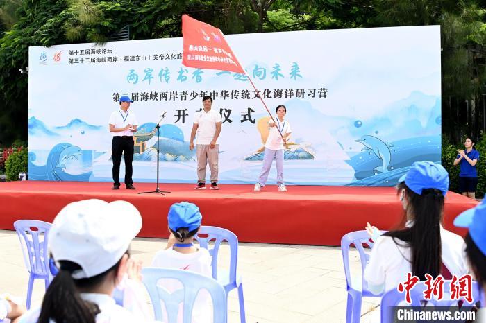 研習(xí)營(yíng)授旗儀式。　張金川 攝