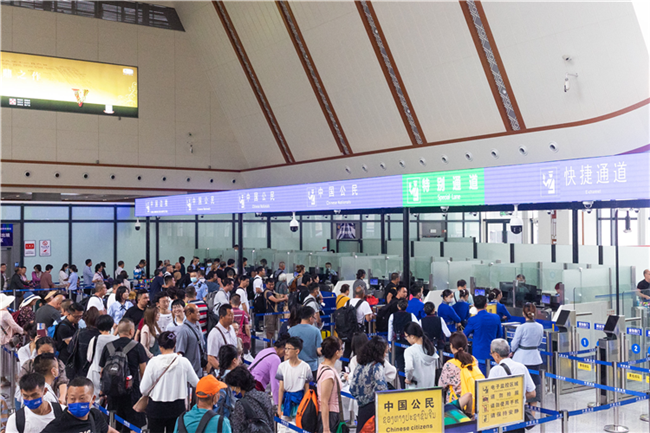 7月22日，乘坐中老鐵路國際旅客列車的旅客在磨憨邊檢大廳排隊候檢。衛(wèi)海林 攝