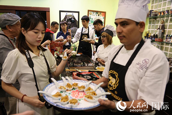 7月19日，參加美食活動的多國代表品嘗泰式傳統(tǒng)美食。人民網(wǎng)記者 張矜若攝
