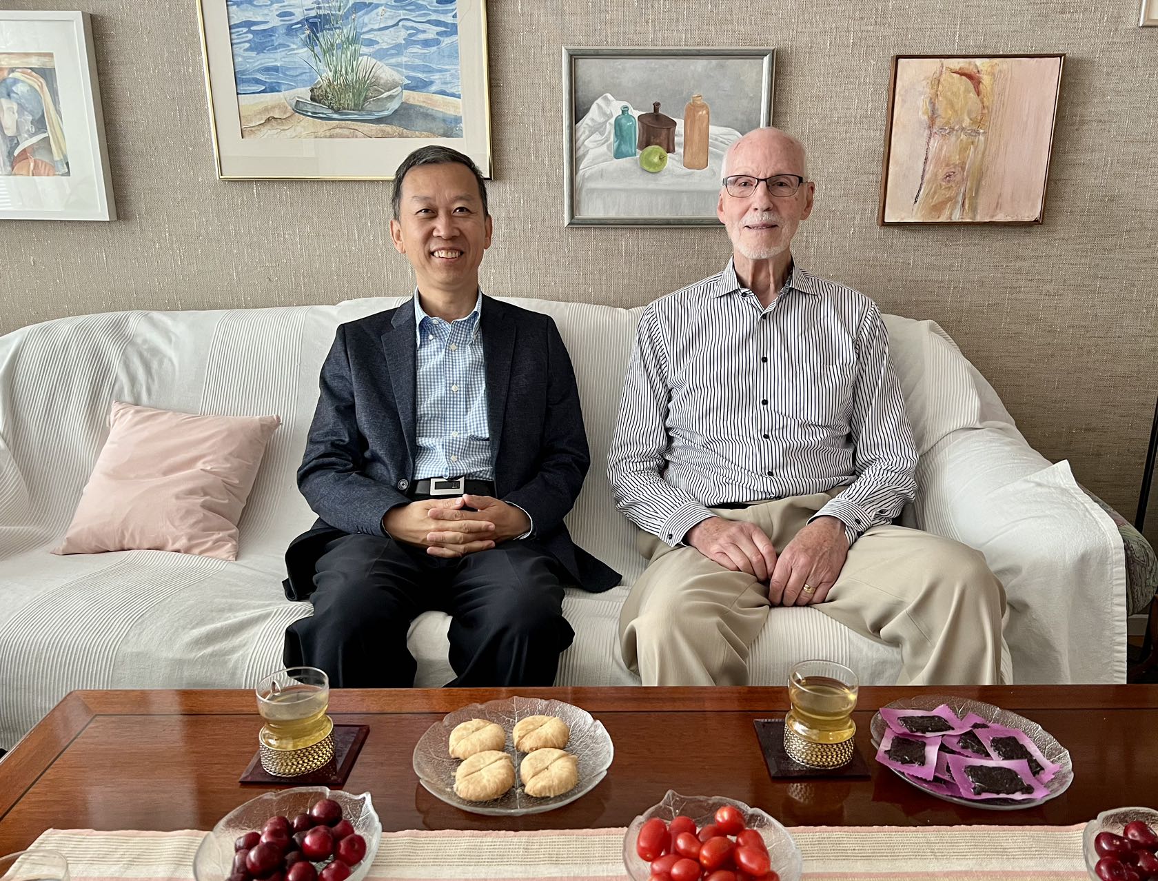 駐瑞典大使崔愛民看望瑞典科學(xué)家。中國駐瑞典大使館供圖