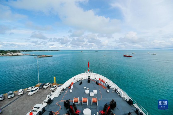 7月22日，中國(guó)海軍“和平方舟”號(hào)醫(yī)院船駛離基里巴斯首都塔拉瓦。當(dāng)?shù)貢r(shí)間22日上午10時(shí)，執(zhí)行“和諧使命-2023”任務(wù)的中國(guó)海軍“和平方舟”號(hào)醫(yī)院船圓滿結(jié)束對(duì)基里巴斯的首次訪問(wèn)，駛離基里巴斯首都塔拉瓦，前往本次任務(wù)的第二站湯加努庫(kù)阿洛法港。新華社發(fā)（黎宇 攝）
