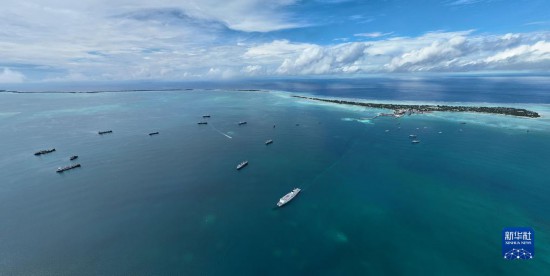 7月22日，中國(guó)海軍“和平方舟”號(hào)醫(yī)院船結(jié)束基里巴斯訪問(wèn)，駛離塔拉瓦港。新華社發(fā)（桂江波 攝）
