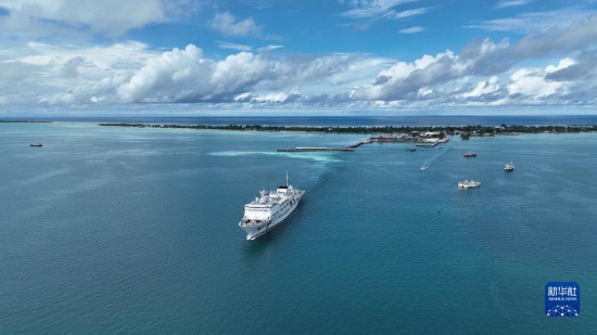 7月22日，中國(guó)海軍“和平方舟”號(hào)醫(yī)院船結(jié)束基里巴斯訪問(wèn)，駛離塔拉瓦港。新華社發(fā)（桂江波 攝）