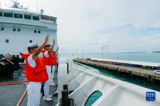 7月22日，中國(guó)海軍“和平方舟”號(hào)醫(yī)院船駛離基里巴斯首都塔拉瓦任務(wù)官兵向送行人群揮手告別。新華社發(fā)（黎宇 攝）
