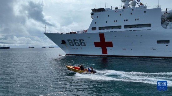 7月22日，中國(guó)海軍“和平方舟”號(hào)醫(yī)院船駛離塔拉瓦港途中，基里巴斯當(dāng)?shù)孛癖婑{船揮手告別。新華社發(fā)（桂江波 攝）