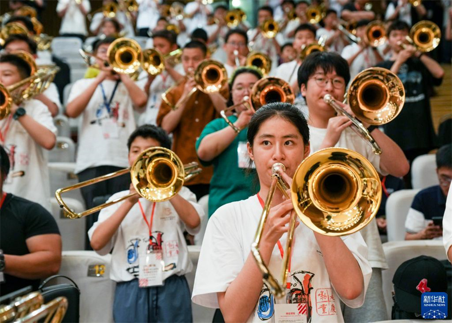 8月1日，在第九屆中國國際低音銅管藝術(shù)節(jié)的一場公益大師課上，低音銅管樂器愛好者在練習長號。新華社記者 劉潺 攝