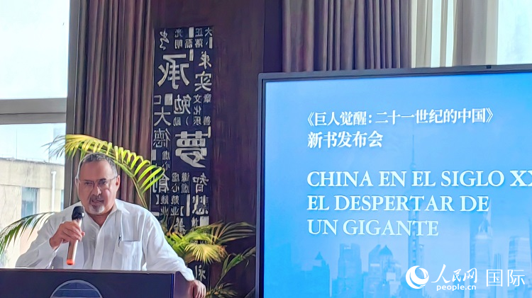 羅德里格斯博士現(xiàn)場介紹著作。吳志華攝
