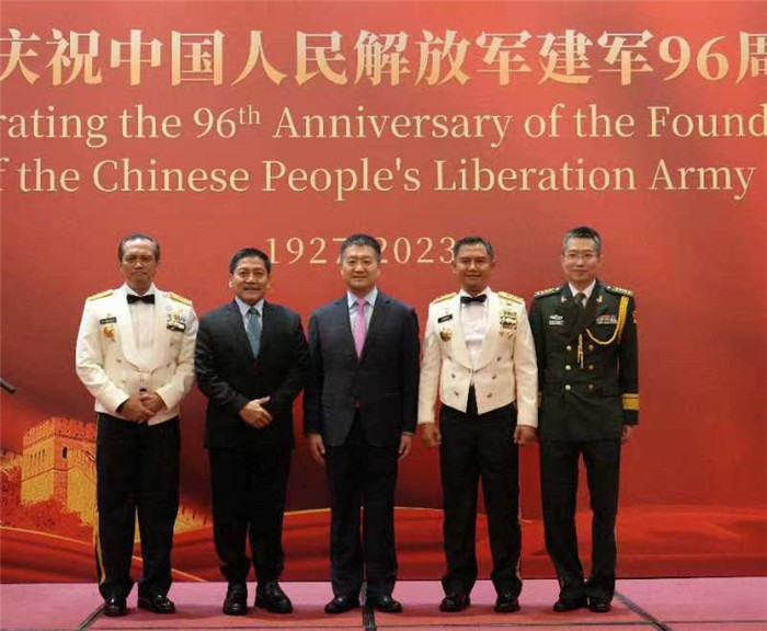 圖為陸慷大使與印尼貴賓合影。中國駐印度尼西亞使館供圖