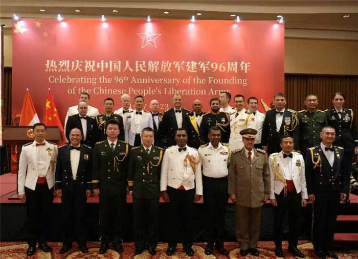 圖為徐勝武官與參加招待會的各國武官、武官處代表合影。中國駐印度尼西亞使館供圖