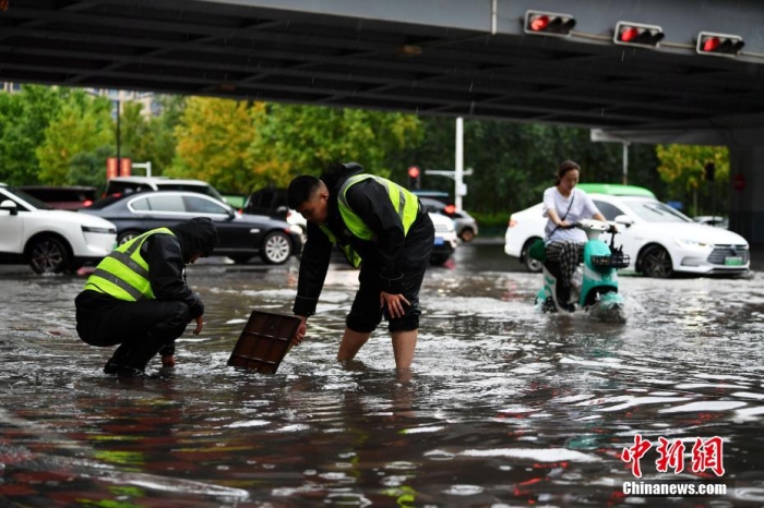 7月30日，河北省持續(xù)發(fā)布暴雨紅色預警信號。受今年第5號臺風“杜蘇芮”殘余環(huán)流影響，7月28日以來，地處華北地區(qū)的河北省大部出現(xiàn)降雨。30日17時，該省氣象臺發(fā)布當日第三次暴雨紅色預警信號。石家莊市城區(qū)不少區(qū)域積水嚴重，城管、環(huán)衛(wèi)、園林、市政等部門緊急出動，聯(lián)合疏堵保暢，筑牢防汛安全屏障。圖為石家莊裕華區(qū)城管局防汛隊員對沿街收水井進行雜物清理，以保證排水暢通。翟羽佳 攝