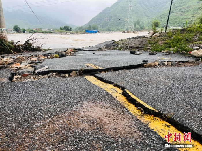 受臺(tái)風(fēng)“杜蘇芮”影響，7月29日至8月1日，河北省淶水縣普降暴雨，持續(xù)強(qiáng)降雨和強(qiáng)風(fēng)天氣引發(fā)洪水險(xiǎn)情。連日來(lái)，當(dāng)?shù)亟M織數(shù)千人搶險(xiǎn)救援隊(duì)伍，集中力量加快排水、清理路面、救援拋錨車輛、搶修倒伏電線桿等工作。8月1日，方便面、飲用水、火腿腸、面包等首批調(diào)撥救災(zāi)物資送抵救災(zāi)一線，并于當(dāng)天發(fā)放到受災(zāi)群眾手中。目前，淶水縣受損交通、電力、通信等基礎(chǔ)設(shè)施正在加緊搶修，山區(qū)受困人員已分批轉(zhuǎn)移，各項(xiàng)搶險(xiǎn)救災(zāi)工作正在有序進(jìn)行中。圖為淶水縣婁村鎮(zhèn)南安莊村被洪水沖毀的路面。(文/呂子豪 楊猛)李金璐 攝