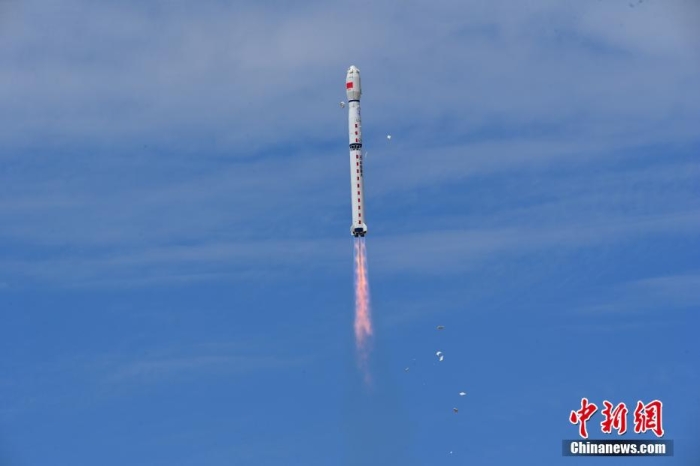 8月3日11時(shí)47分，中國(guó)在酒泉衛(wèi)星發(fā)射中心用長(zhǎng)征四號(hào)丙遙四十四運(yùn)載火箭，成功發(fā)射風(fēng)云三號(hào)06星，衛(wèi)星順利進(jìn)入預(yù)定軌道，任務(wù)取得圓滿成功。該衛(wèi)星將接替在軌超期服役的風(fēng)云三號(hào)C星，探測(cè)數(shù)據(jù)主要用于天氣預(yù)報(bào)、大氣化學(xué)和氣候變化監(jiān)測(cè)業(yè)務(wù)及研究。汪江波 攝