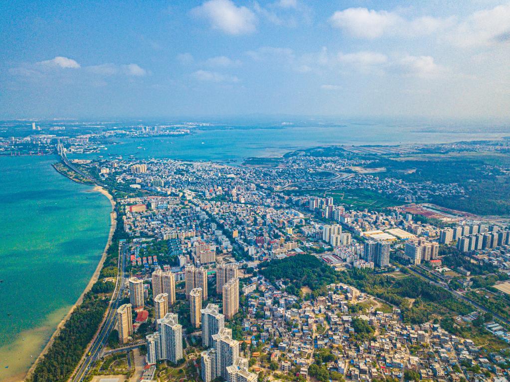 這是海南自貿(mào)港重點(diǎn)園區(qū)——洋浦經(jīng)濟(jì)開(kāi)發(fā)區(qū)所在的環(huán)新英灣地區(qū)（無(wú)人機(jī)照片，2023年2月26日攝）。新華社記者 蒲曉旭 攝