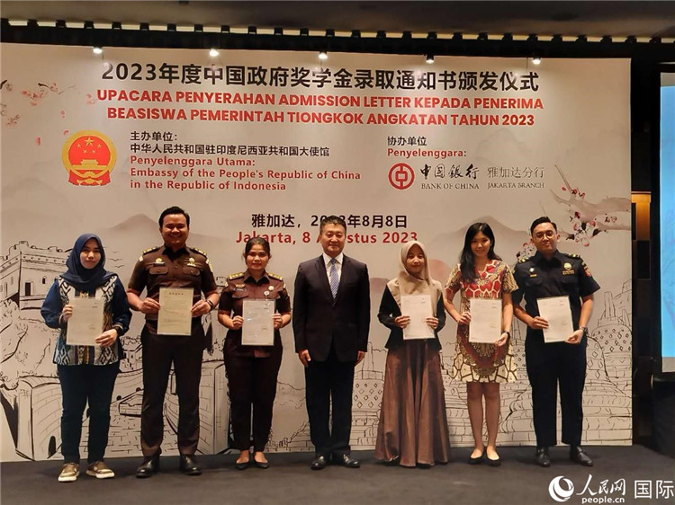 陸慷大使與獲得中國政府獎學金的印尼學子合影。 人民網(wǎng)記者 李培松攝