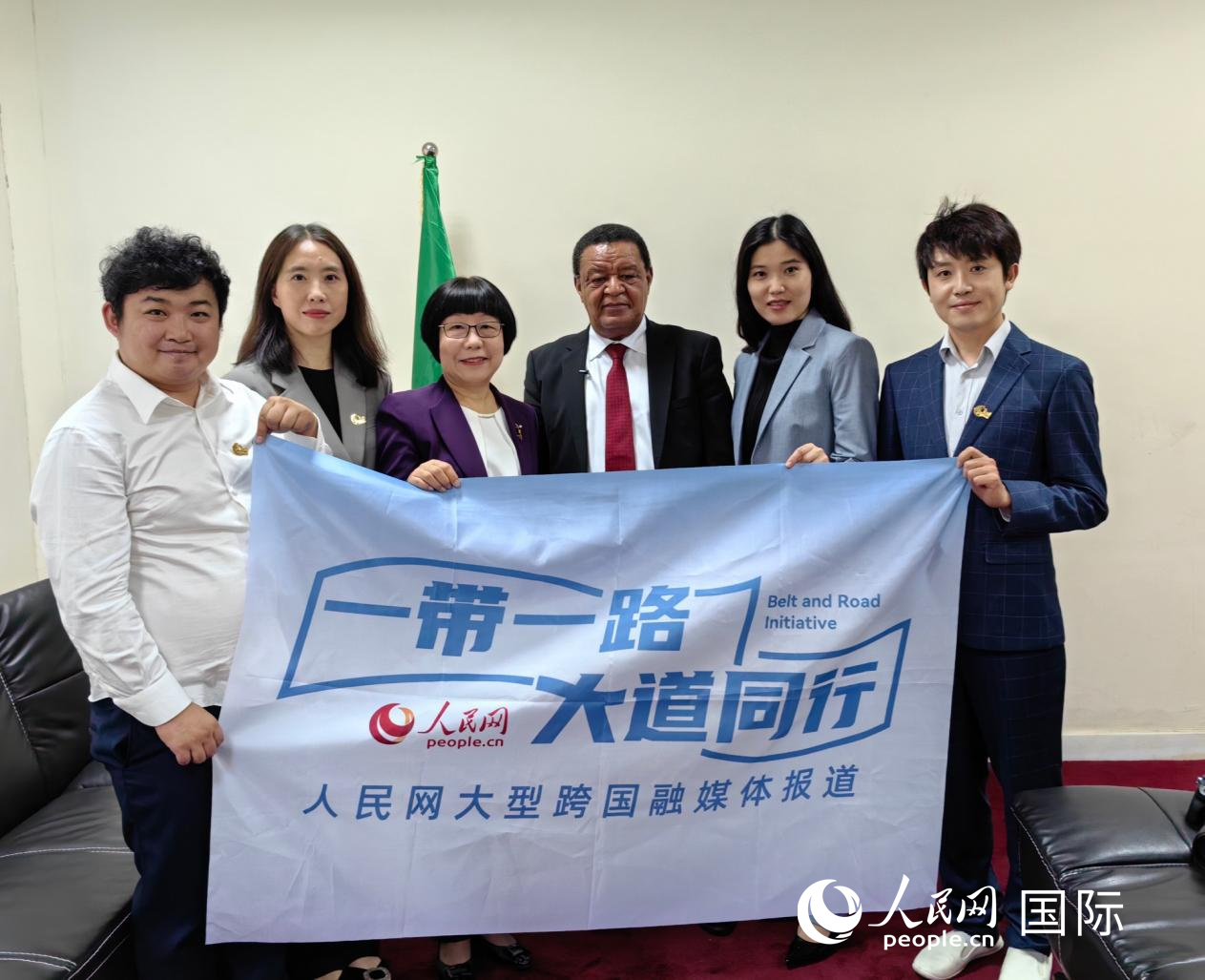 穆拉圖·特肖梅與人民網(wǎng)記者合影。