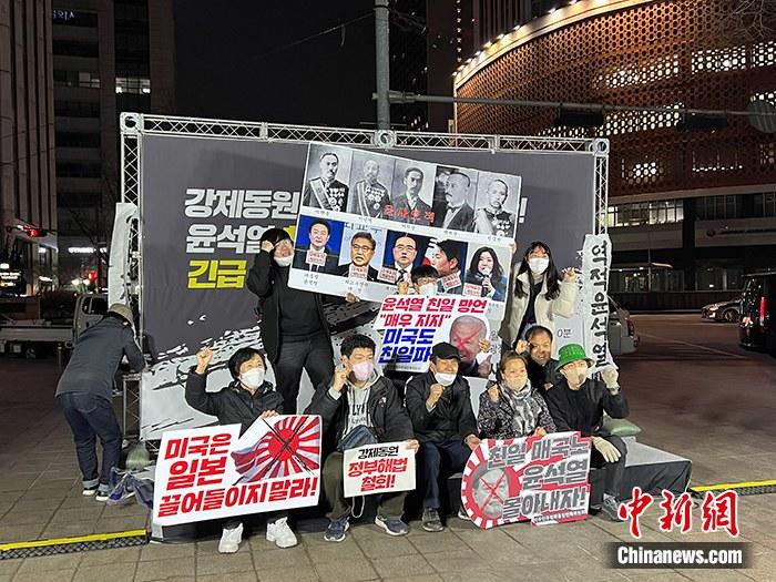 資料圖：韓國公民團體聯(lián)盟在首爾廣場舉行燭光守夜活動。