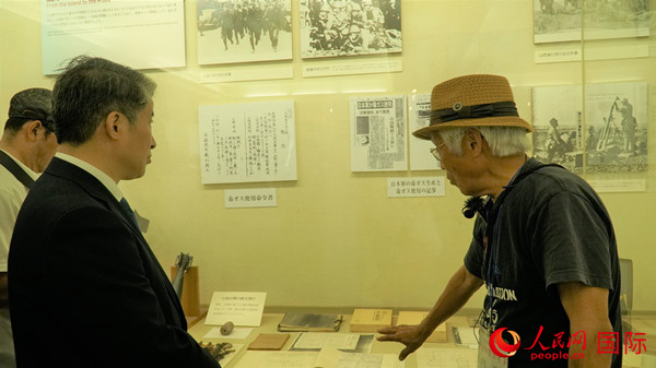 毒氣島歷史研究所事務(wù)局長山內(nèi)正之在毒氣資料館為大家介紹日軍發(fā)動(dòng)毒氣戰(zhàn)的罪證。人民網(wǎng) 蔣曉辰攝