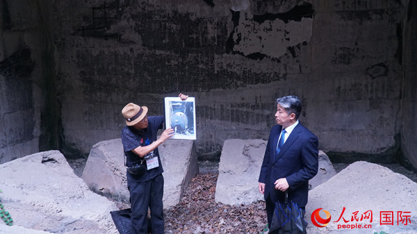 毒氣島歷史研究所事務(wù)局長山內(nèi)正之在毒氣儲存遺址為大家介紹日軍發(fā)動(dòng)毒氣戰(zhàn)的罪證。人民網(wǎng) 蔣曉辰攝