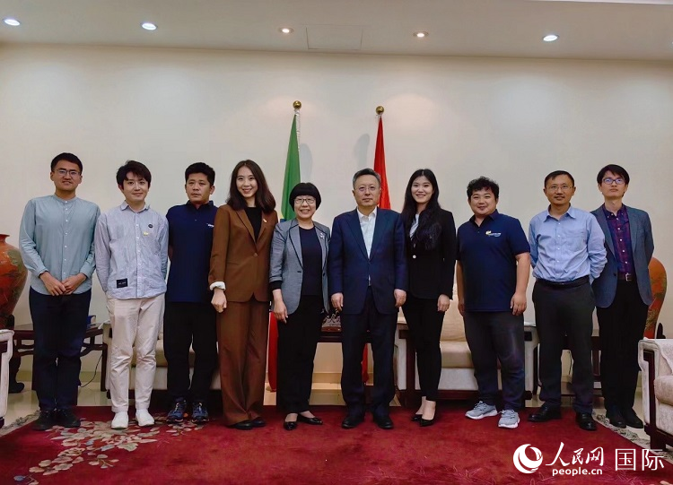 趙志遠(yuǎn)大使（右五）、使館工作人員與人民網(wǎng)記者合影。