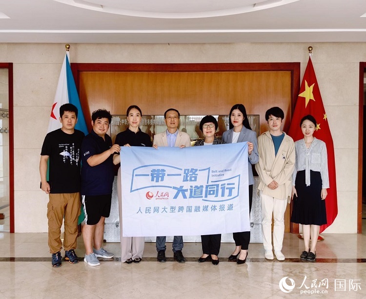 胡斌大使（左四）、使館工作人員與人民網(wǎng)記者合影。