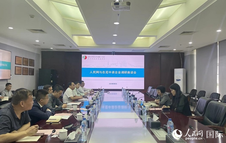 尼日利亞中國(guó)商會(huì)企業(yè)代表與人民網(wǎng)記者座談。