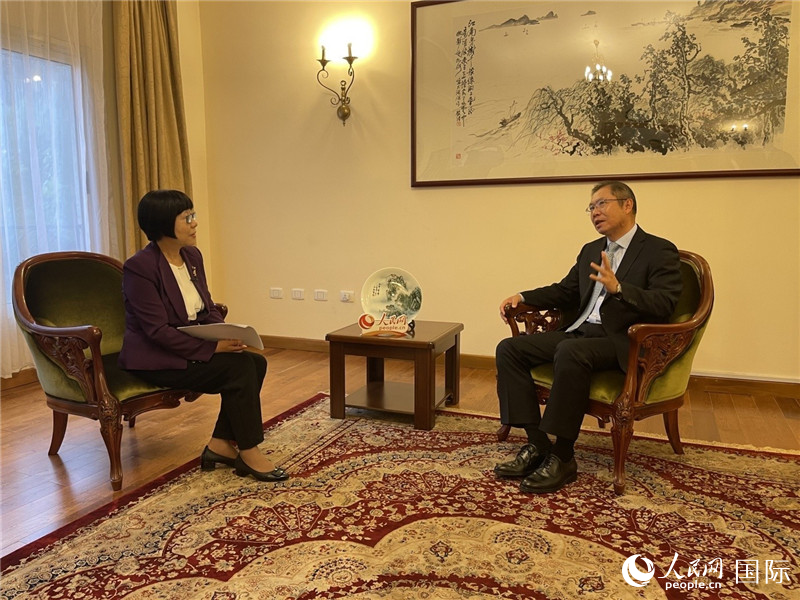 胡長(zhǎng)春大使接受人民網(wǎng)記者唐維紅采訪。人民網(wǎng)記者 趙艷紅攝
