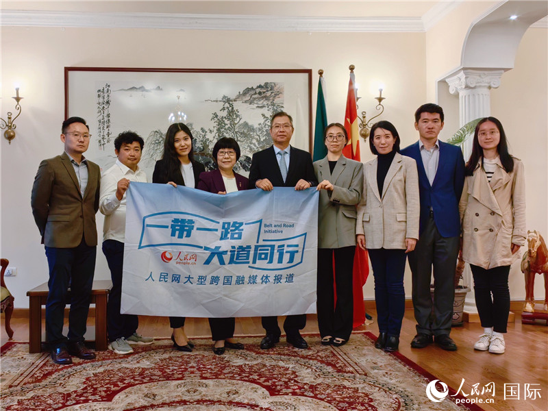 胡長(zhǎng)春大使、駐非盟使團(tuán)工作人員與人民網(wǎng)記者合影。