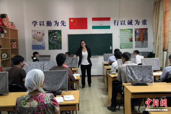 2014年，塔吉克斯坦國(guó)立民族大學(xué)的孔子學(xué)院內(nèi)，教師正在為塔吉克斯坦學(xué)生授課。田冰 攝