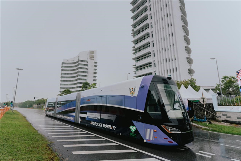 9月6日下午，由中車株洲所自主研發(fā)制造的全球首輛氫能源智軌電車正式亮相馬來西亞砂拉越州古晉市。中車株洲所供圖