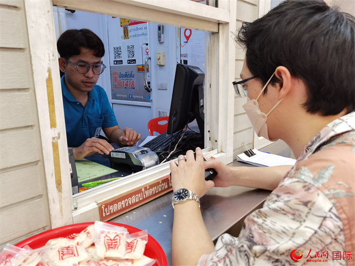 市民在活動(dòng)現(xiàn)場捐贈(zèng)善款。人民網(wǎng)記者 白元琪攝