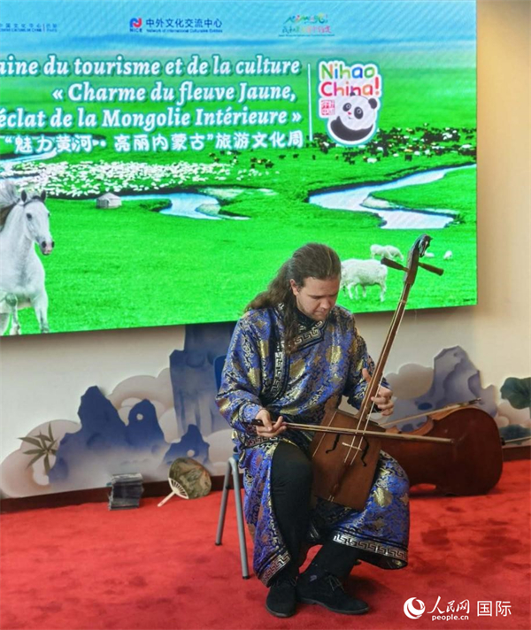 法國(guó)音樂(lè)家馬修·勒庫(kù)演奏馬頭琴。人民網(wǎng)記者 尚凱元攝