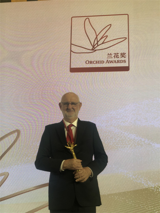 保利諾教授在頒獎(jiǎng)典禮現(xiàn)場(chǎng)。 巴西圣保羅州立大學(xué)孔子學(xué)院供圖。