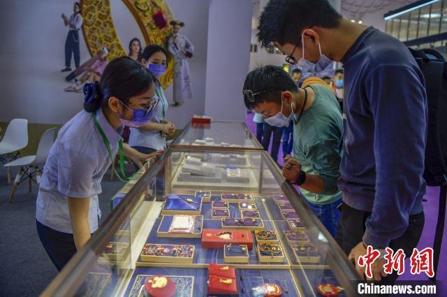 資料圖：民眾選購(gòu)金飾品。駱云飛 攝