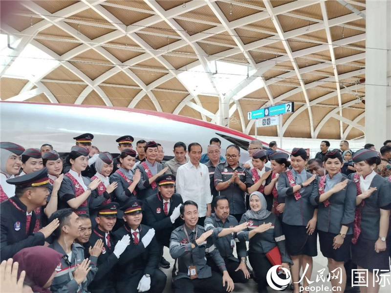 印尼總統(tǒng)佐科與雅萬高鐵乘務(wù)員及中印尼嘉賓合影。人民網(wǎng)記者 李培松攝