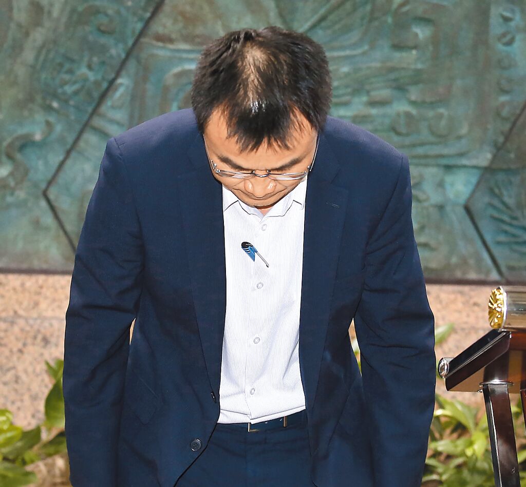 臺(tái)農(nóng)業(yè)部門負(fù)責(zé)人陳吉仲19日傍晚舉行記者會(huì)說明項(xiàng)目進(jìn)口雞蛋議題，當(dāng)日晚間8點(diǎn)在臉書上宣布辭職。 圖片來源：臺(tái)灣“中時(shí)新聞網(wǎng)”