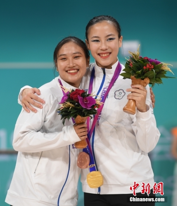 10月7日，杭州第19屆亞運(yùn)會(huì)輪滑項(xiàng)目女子花樣輪滑單人滑長(zhǎng)節(jié)目決賽在錢(qián)塘輪滑中心舉行。結(jié)合短節(jié)目決賽成績(jī)，中國(guó)臺(tái)北選手洪筱晴(左)以94.38分的總成績(jī)奪得女子花樣輪滑單人滑冠軍，中國(guó)臺(tái)北選手張致如(右)獲得季軍。<a target='_blank' href='/'><p  align=